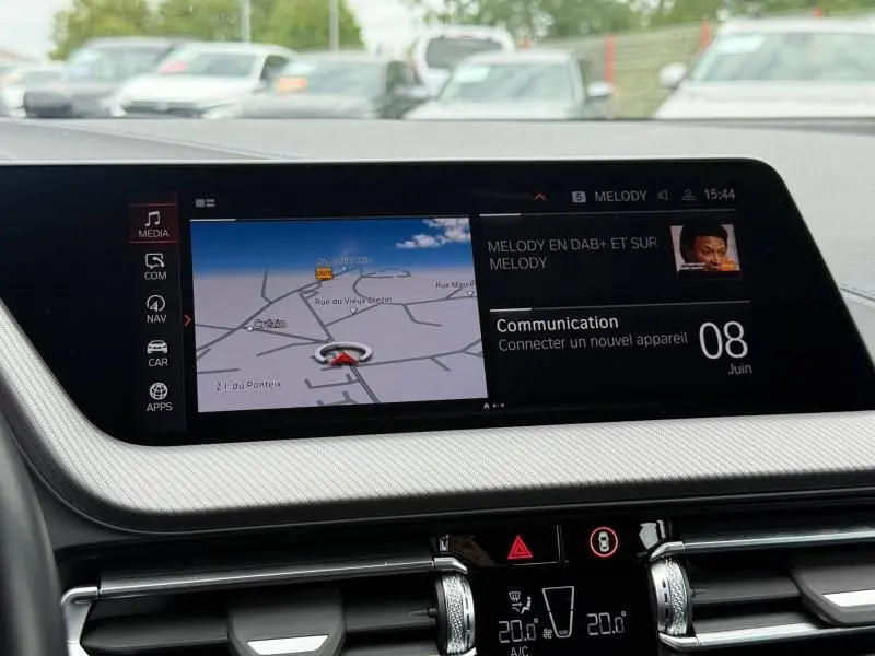 Vue intérieure du tableau de bord de la BMW Série 1 118dA M Sport 2022, écran tactile multifonction affichant la navigation.