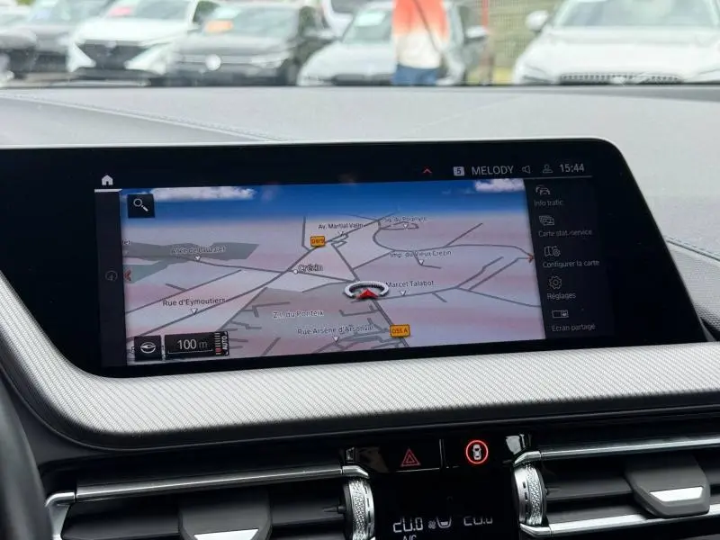 Écran tactile central du tableau de bord de la BMW Série 1 118dA 2022, affichant la navigation GPS.