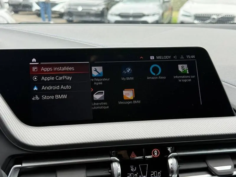 Écran tactile central de la BMW Série 1 118dA 2022 affichant les applications Apple CarPlay et Android Auto.