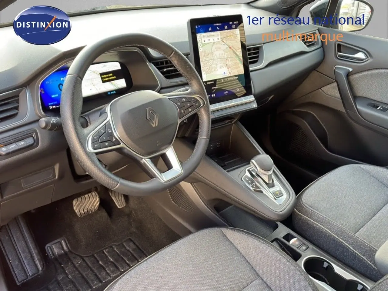 Intérieur de la Renault SYMBIOZ gris cassiopée, vue côté conducteur sur le tableau de bord et la console centrale avec écran tactile.