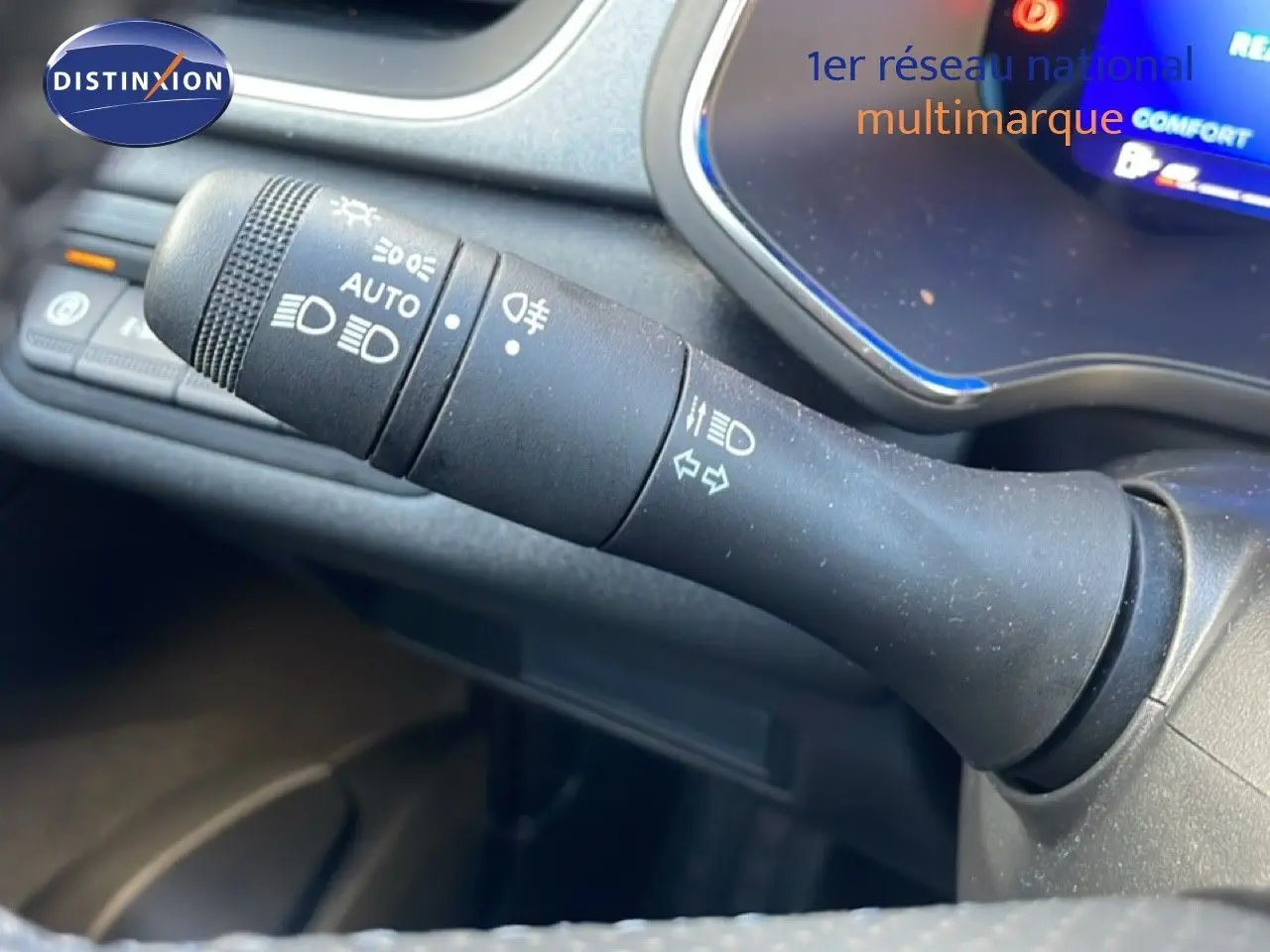 Gros plan sur la commande des phares et clignotants dans l'habitacle du Renault Symbioz gris cassiopée métal.