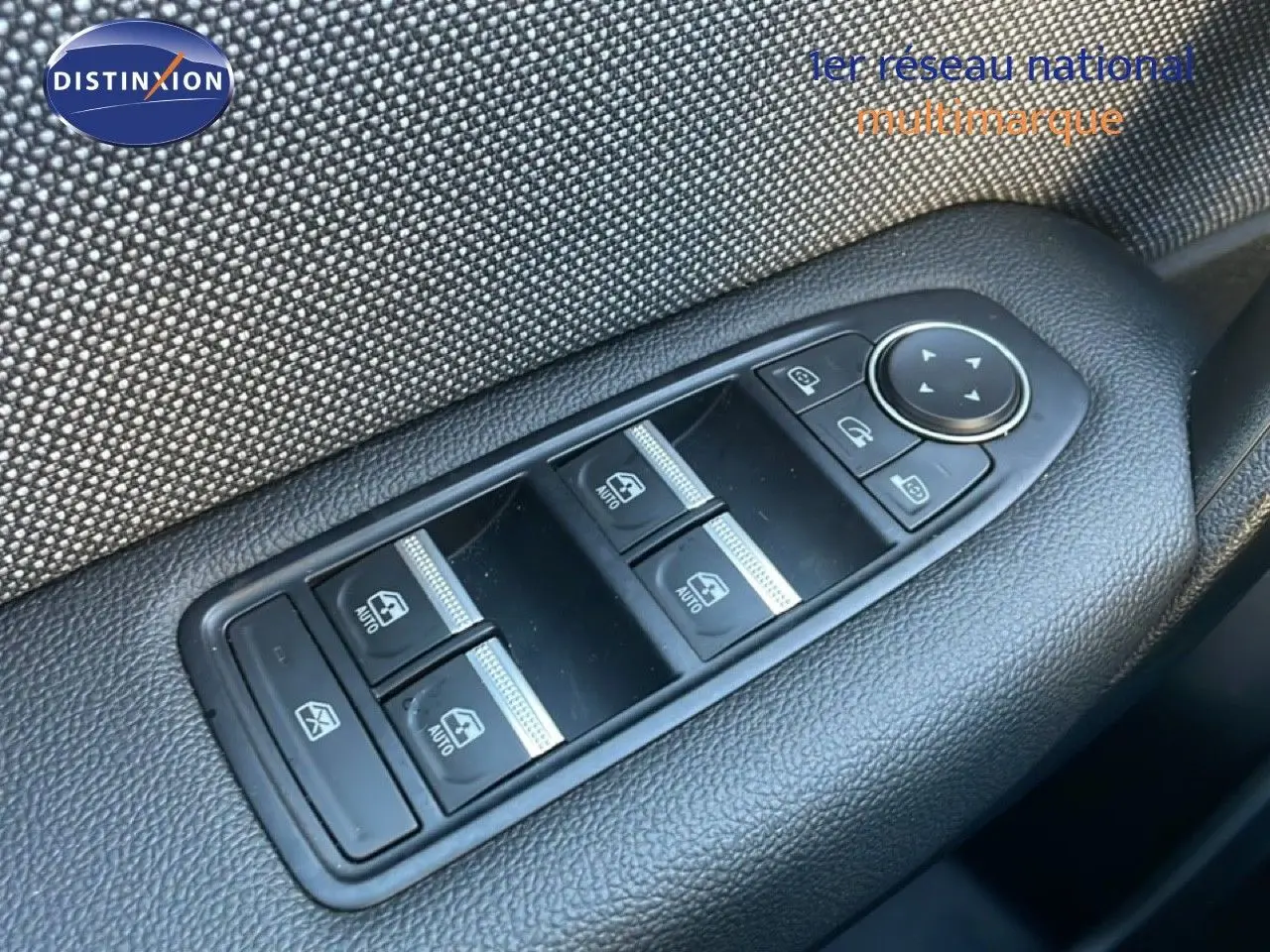 Panneau de commandes des vitres électriques et rétroviseurs sur la portière côté gauche d'une Renault Symbioz gris cassiopée métal.