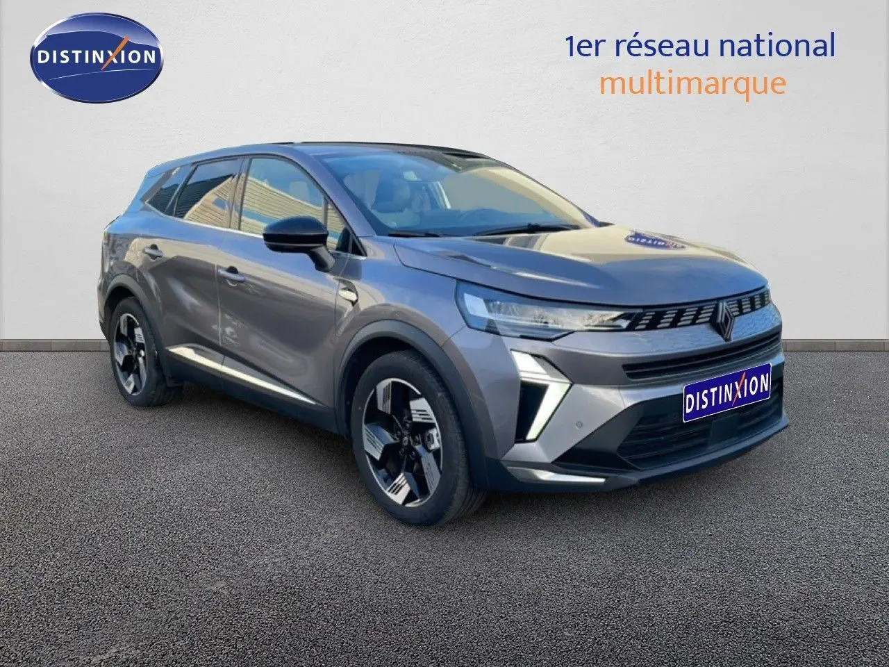 Renault SYMBIOZ E-TECH hybride gris cassiopée métal en 3/4 avant avec calandre distinctive et jantes modernes.