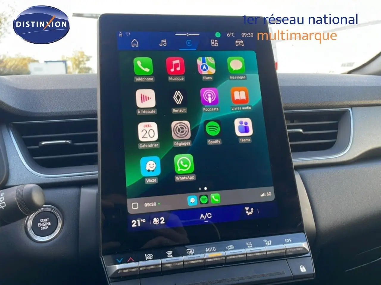 Écran tactile central allumé dans l'habitacle d'une Renault Symbioz gris cassiopée, vue du tableau de bord côté conducteur.