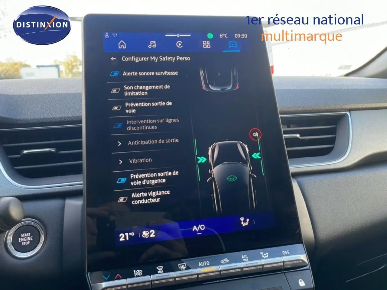 Écran tactile central du tableau de bord du Renault Symbioz gris cassiopée, affichant les aides à la conduite.