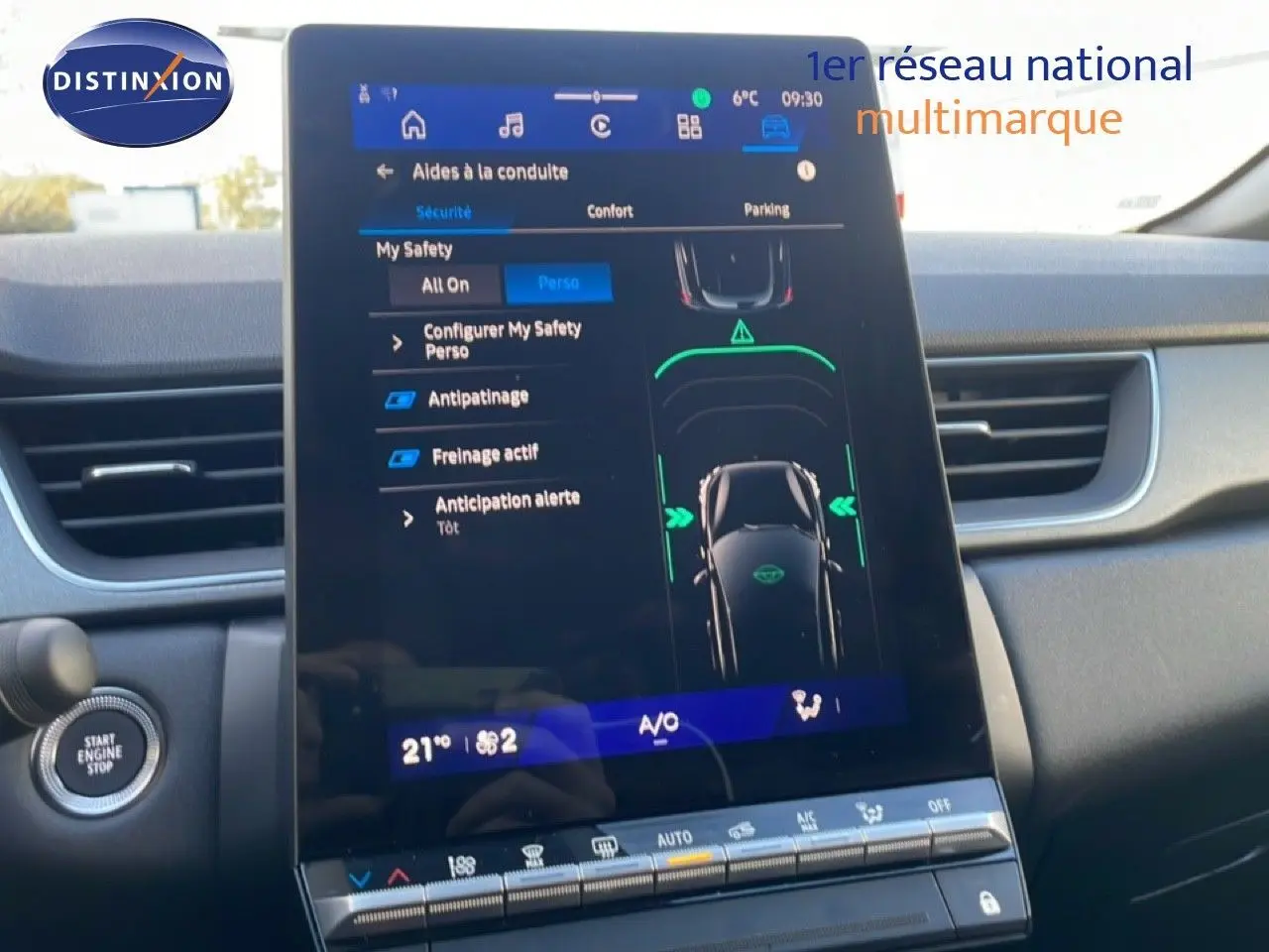 Écran tactile central du tableau de bord du Renault Symbioz gris cassiopée, affichant les aides à la conduite.