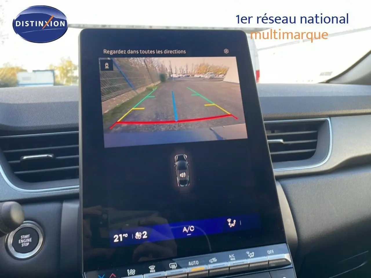 Écran central affichant la caméra de recul dans l'habitacle gris du Renault Symbioz hybride 2025.