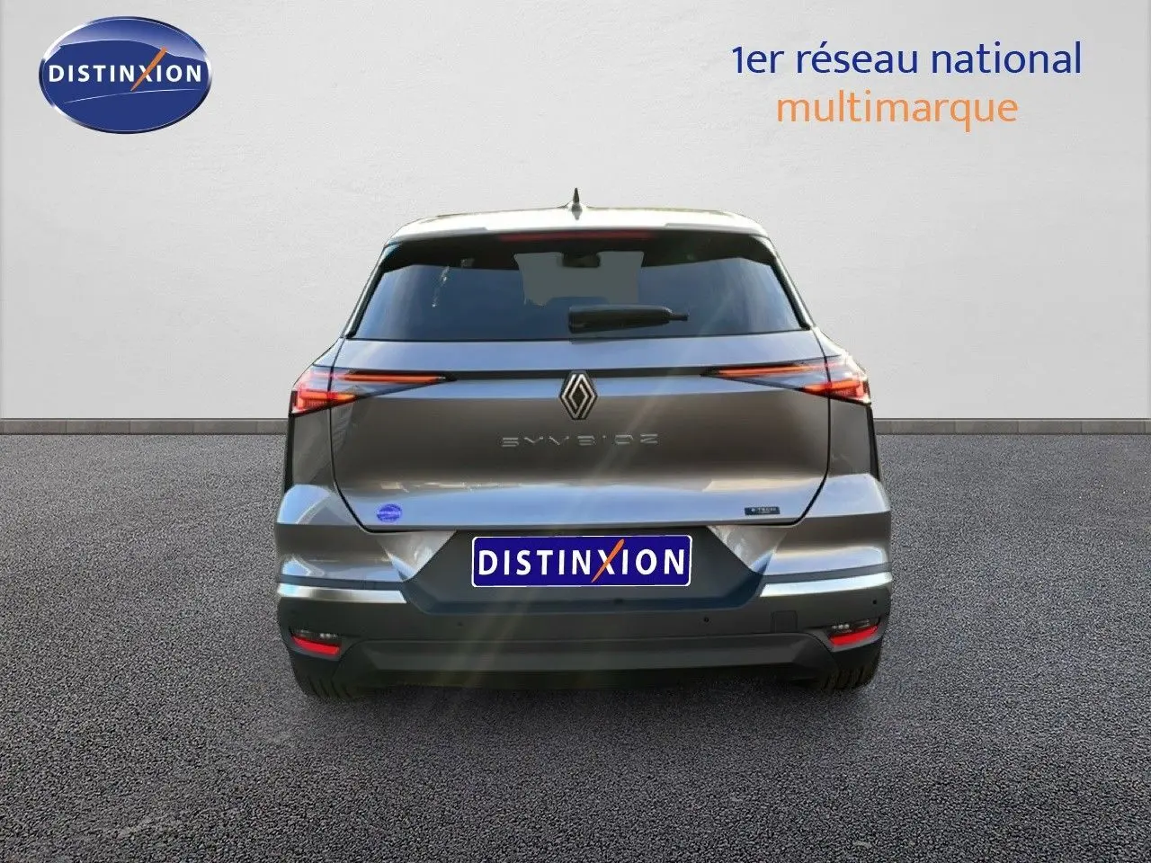 Vue arrière d'une Renault SYMBIOZ gris cassiopée métal de 2025, avec feux LED fins et logo central lumineux.