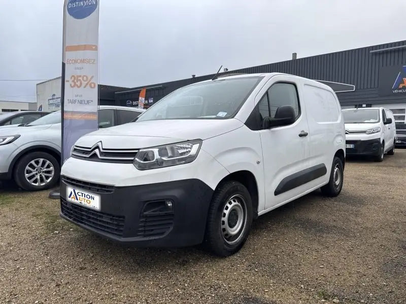 Citroën Berlingo Fourgon blanc banquise vu en 3/4 avant droit avec pare-chocs noir et jantes tôles grises.