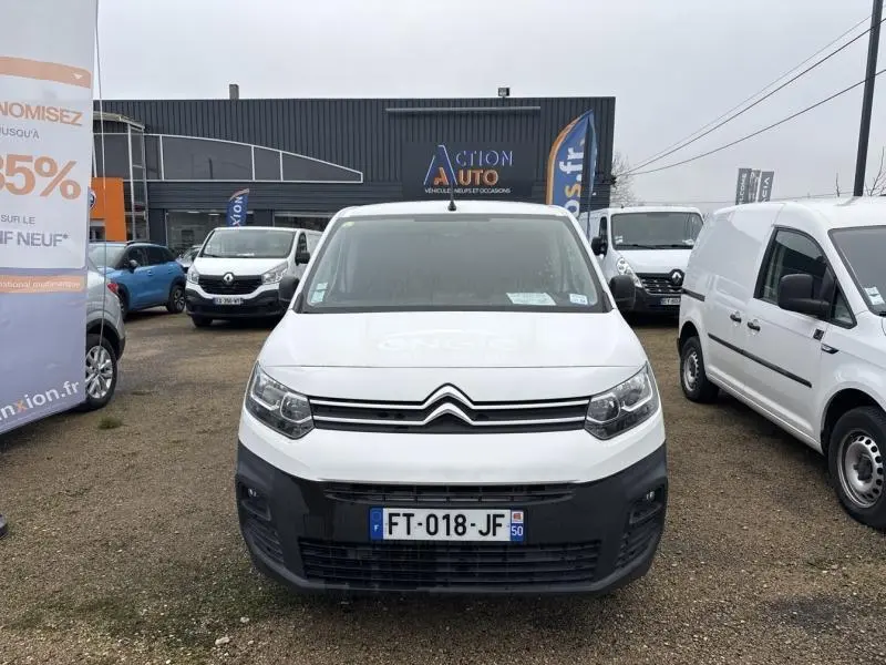 Vue avant d'un Citroën Berlingo Fourgon blanc Banquise avec calandre noire et plaques d'immatriculation françaises.