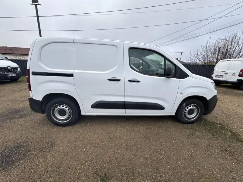 Vue de profil côté gauche d'un Citroën Berlingo Fourgon blanc Banquise avec porte latérale coulissante et jantes tôles.