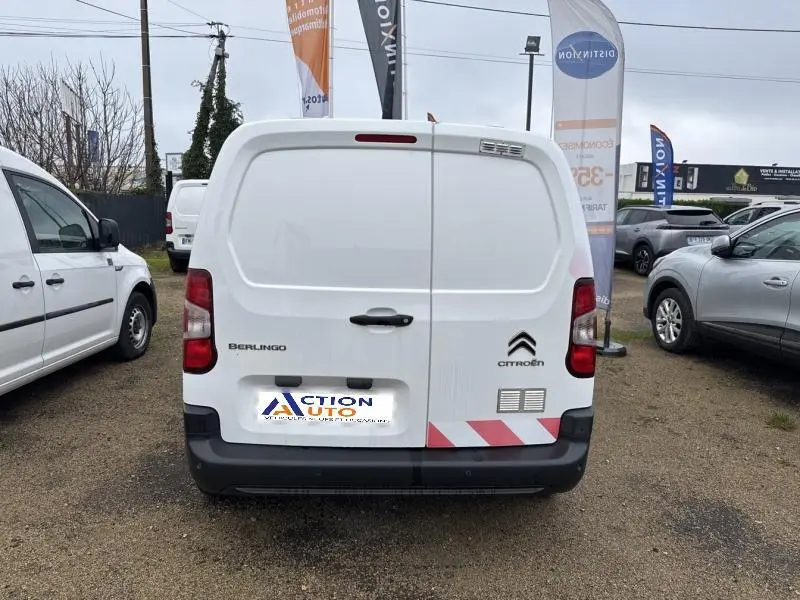 Vue arrière d'un Citroën Berlingo Fourgon blanc Banquise avec portes battantes et marquages réfléchissants rouges.