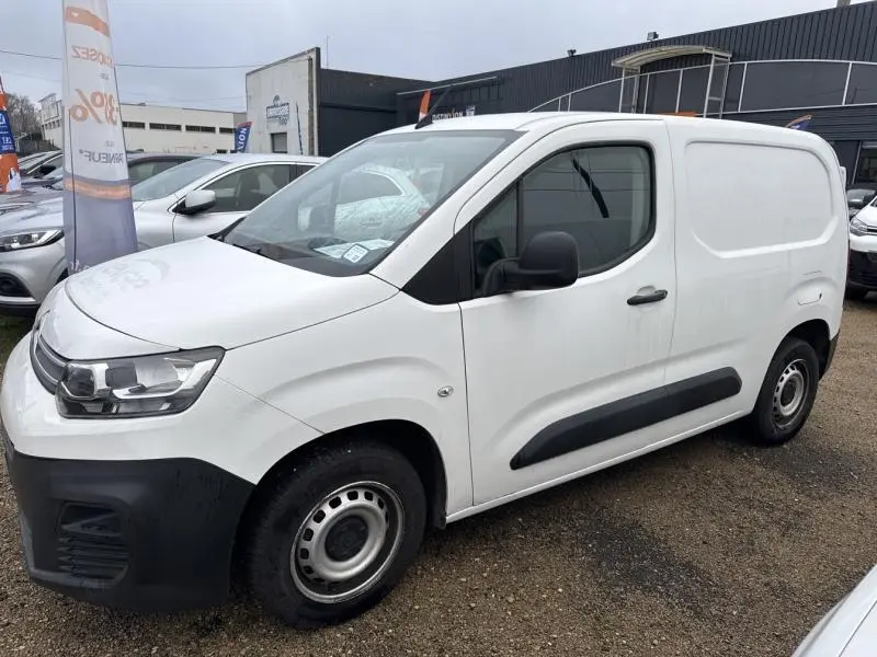 Vue 3/4 avant droit d'un Citroën Berlingo Fourgon blanc Banquise avec portes battantes arrière et jantes tôle grises.