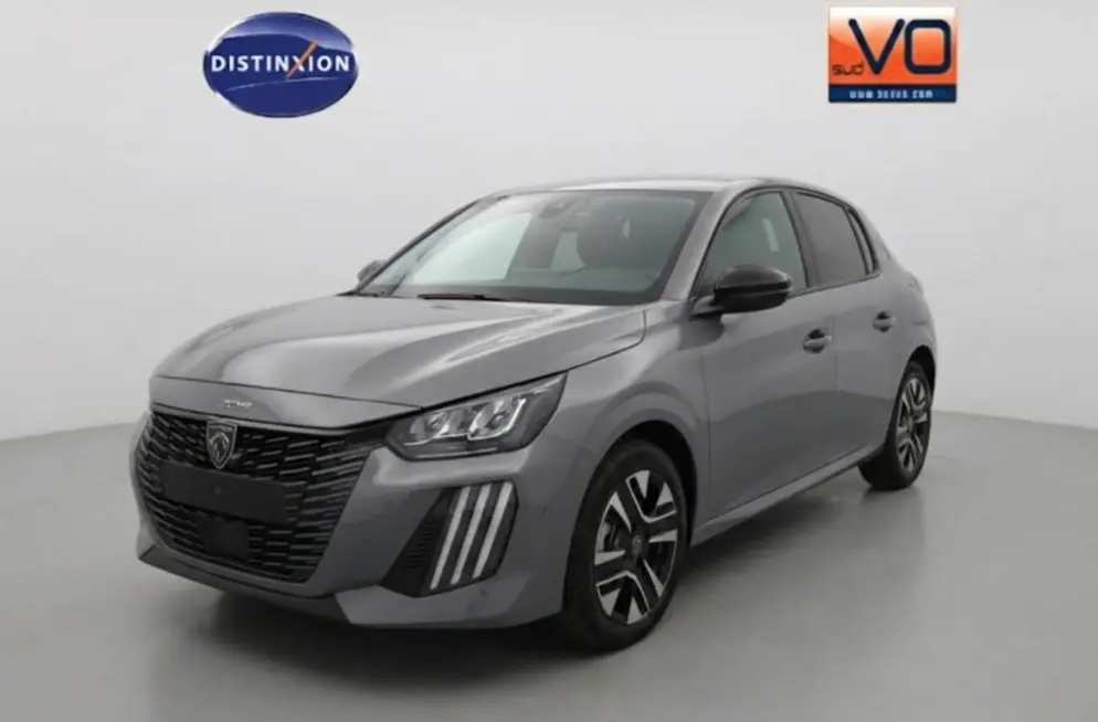 Peugeot 208 Hybrid gris vue 3/4 avant droit, avec calandre noire et jantes alliage 16 pouces distinctives.