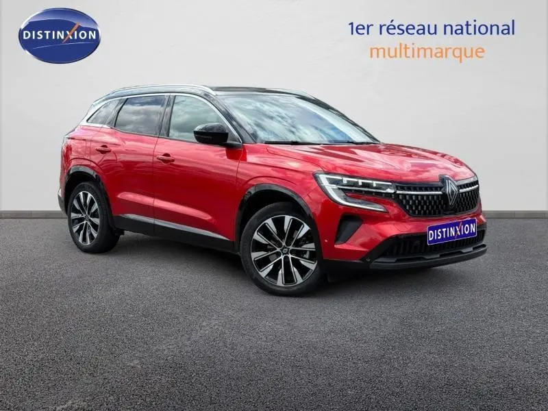 Vue 3/4 avant droit d'un Renault Austral 2025 Rouge Flamme avec jantes alliage et calandre distinctive.