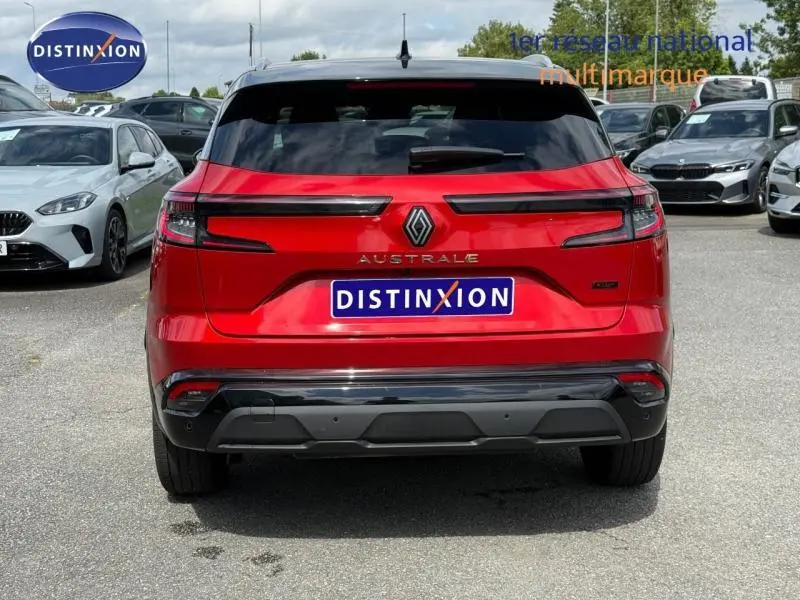 Vue arrière d'un Renault Austral Rouge Flamme 2025 avec logo et feux arrière étirés en bandeau noir.