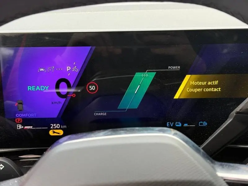 Tableau de bord numérique du Renault Austral 2025, affichage hybride avec indicateur ECO et message moteur actif.