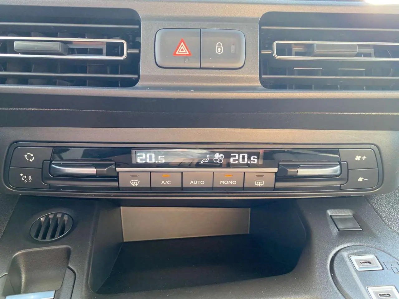 Vue rapprochée du tableau de bord noir du Citroën Berlingo 2026, montrant la climatisation automatique bi-zone.