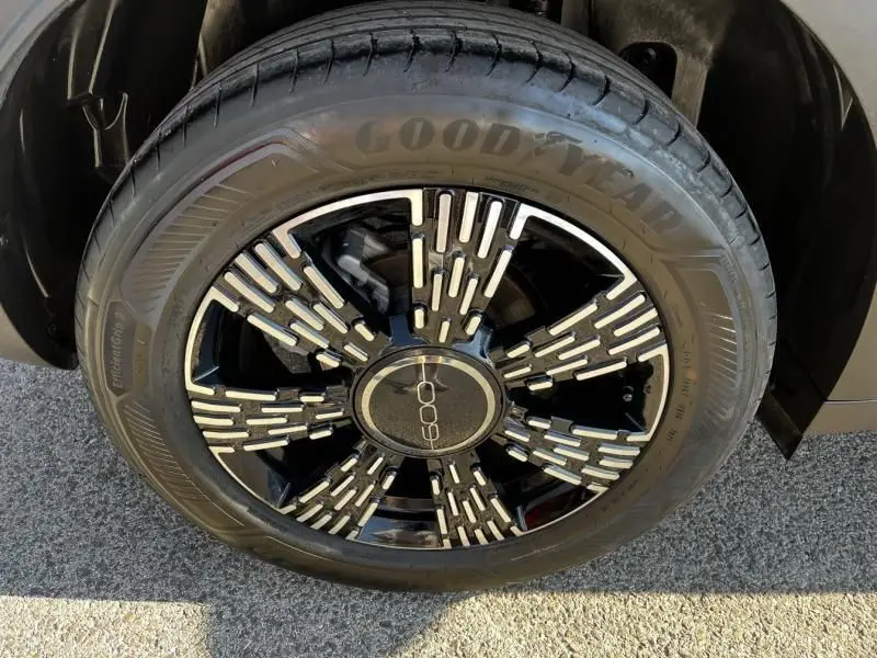 Gros plan sur la roue avant droite du Fiat 600 T-Gen 3 beige 2025, jante noire et argentée au design moderne.