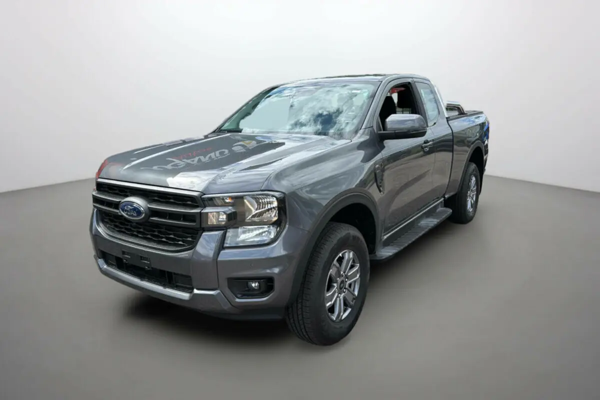 Ford Ranger TDCI 170 BVA XLT gris carbone en 3/4 avant droit avec rideau coulissant sur la benne.