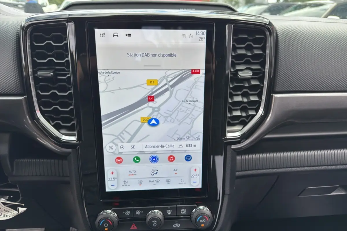 Vue rapprochée du tableau de bord du Ford Ranger gris carbone, avec écran tactile vertical affichant la navigation GPS.