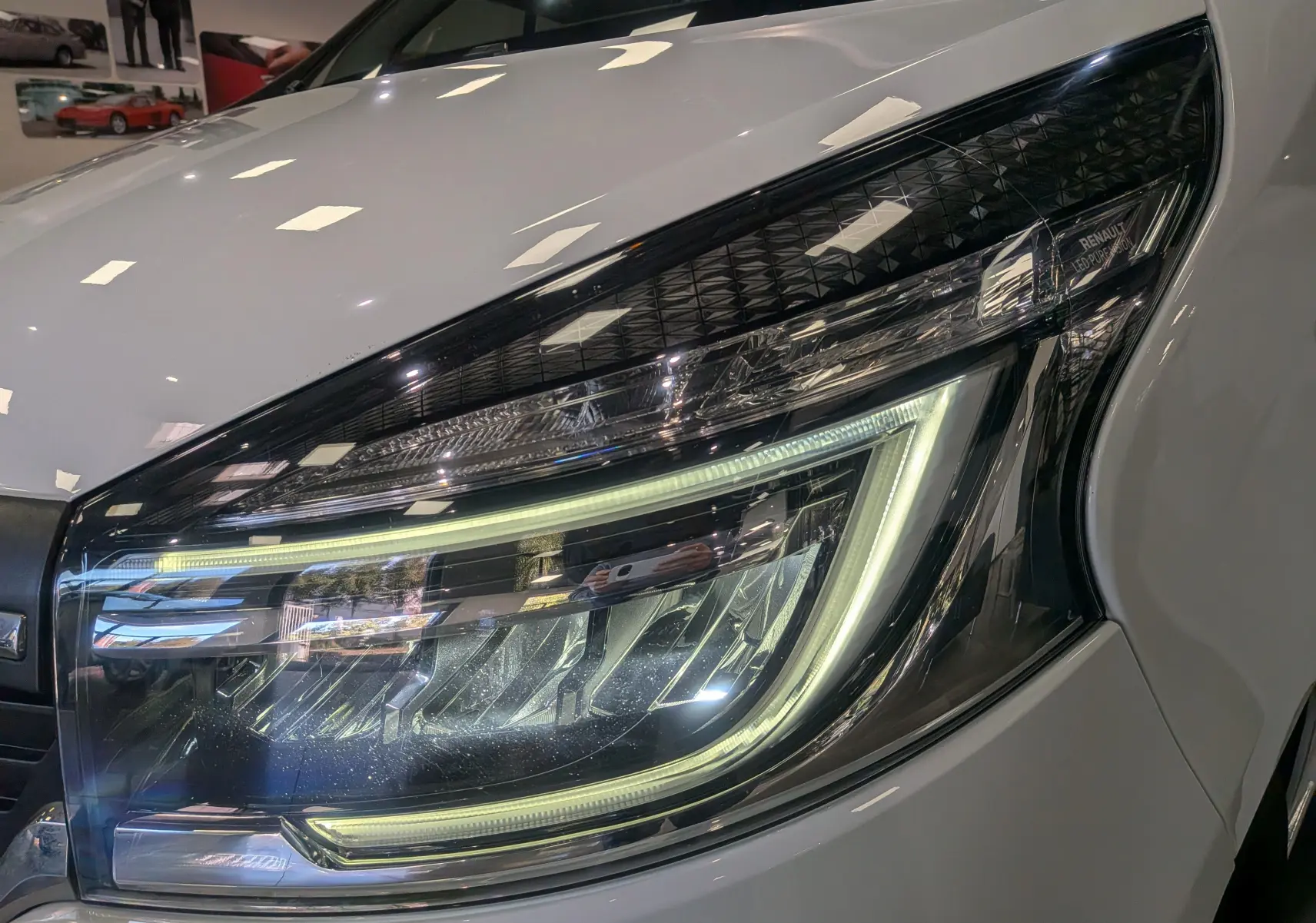 Gros plan sur le phare avant droit LED du Renault Trafic Fourgon blanc glacier, version 2021 L2H2 Blue dCi.