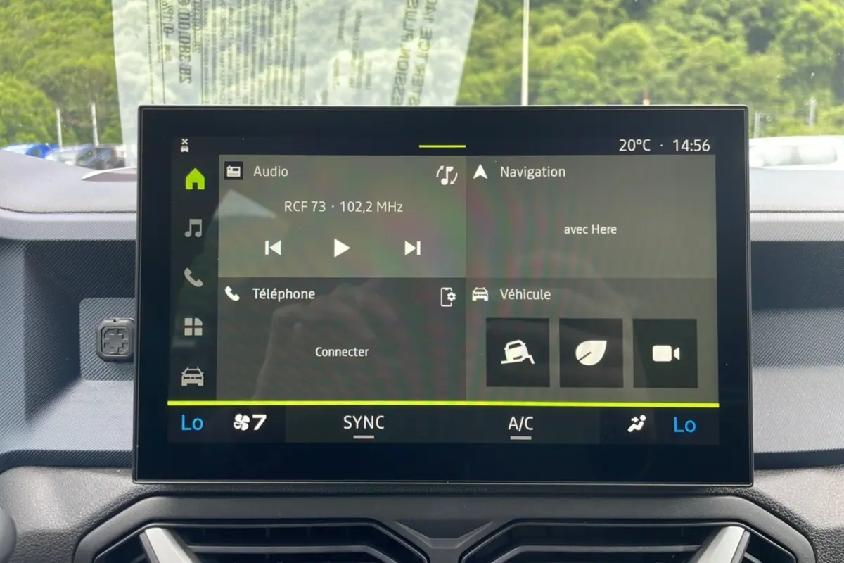 Écran tactile central du tableau de bord du Dacia Bigster 2025 affichant les fonctions audio, navigation et véhicule.