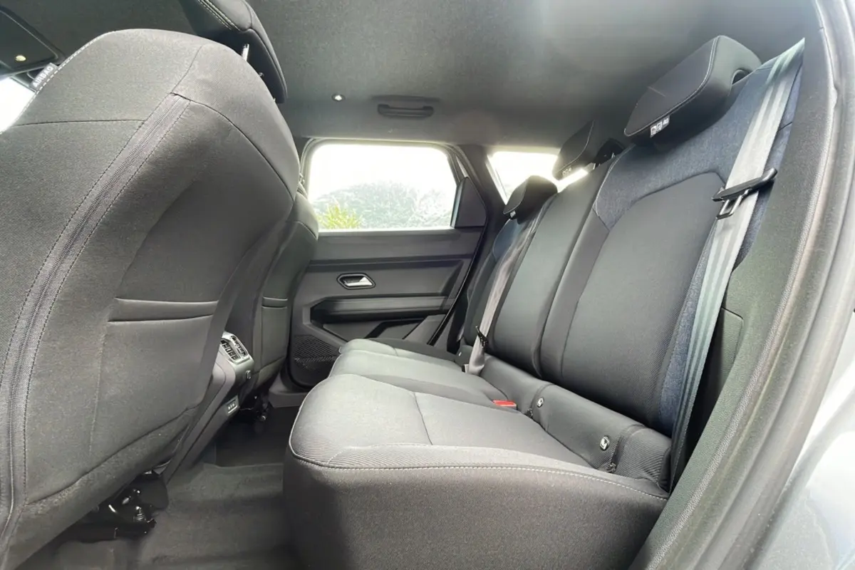 Vue latérale droite de la banquette arrière en tissu gris dans le Dacia Bigster 2025 finition Expression +