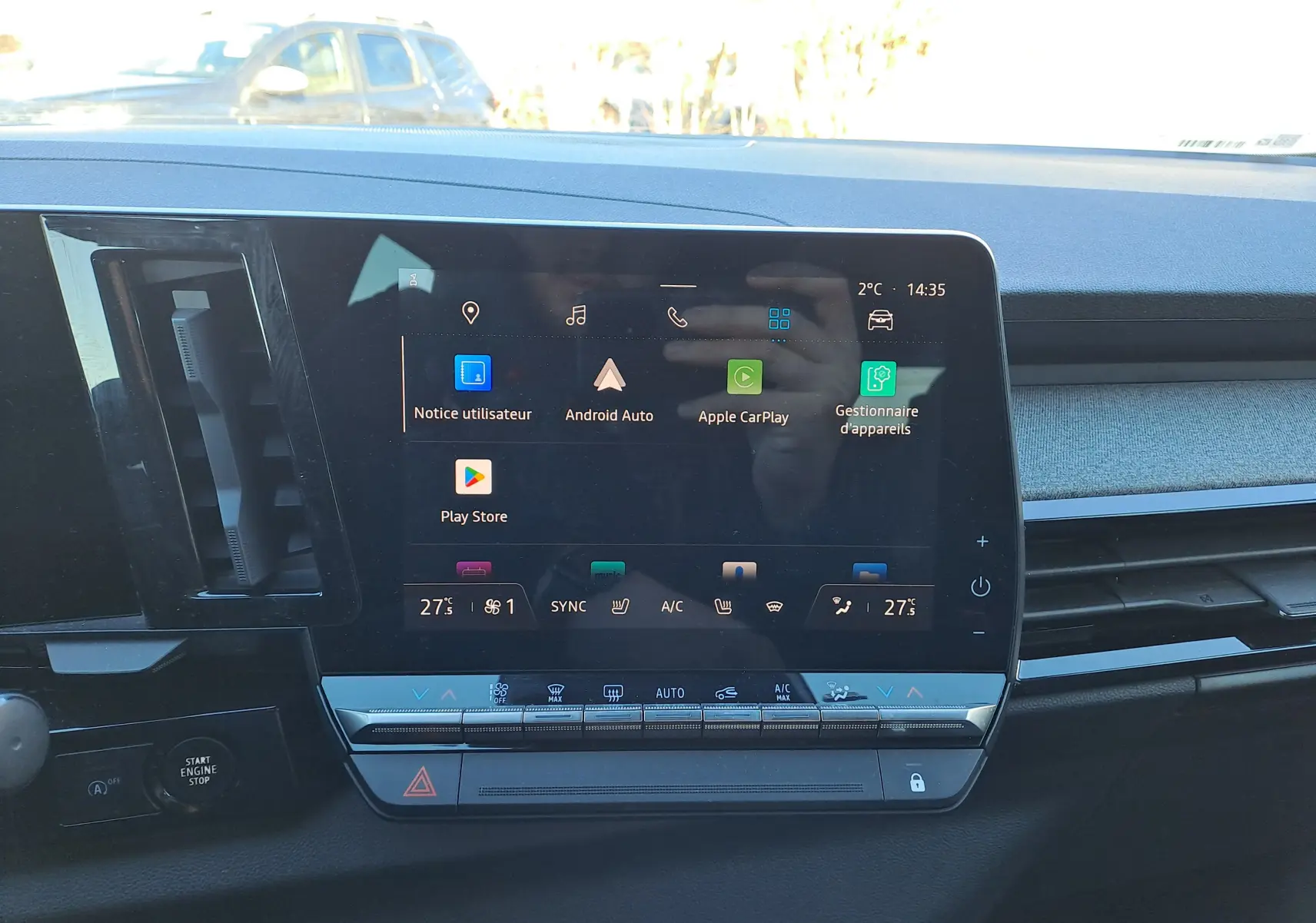 Vue intérieure centrée sur l'écran tactile multimédia du Renault Austral gris schiste, affichant Apple CarPlay et Android Auto.