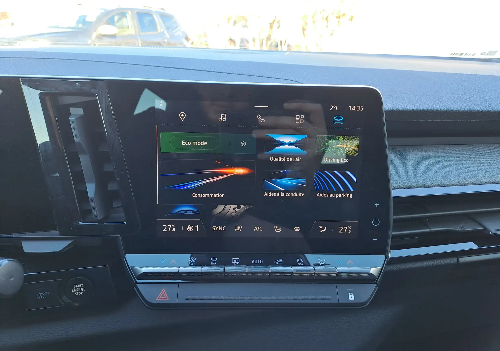 Écran tactile central du Renault Austral gris schiste 2023, affichant les options Eco mode et aides à la conduite.