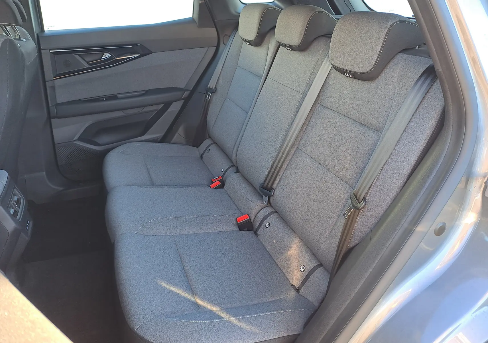 Vue intérieure côté droit des sièges arrière gris tissu du Renault Austral Mild Hybrid 160 EDC Evolution 2023.