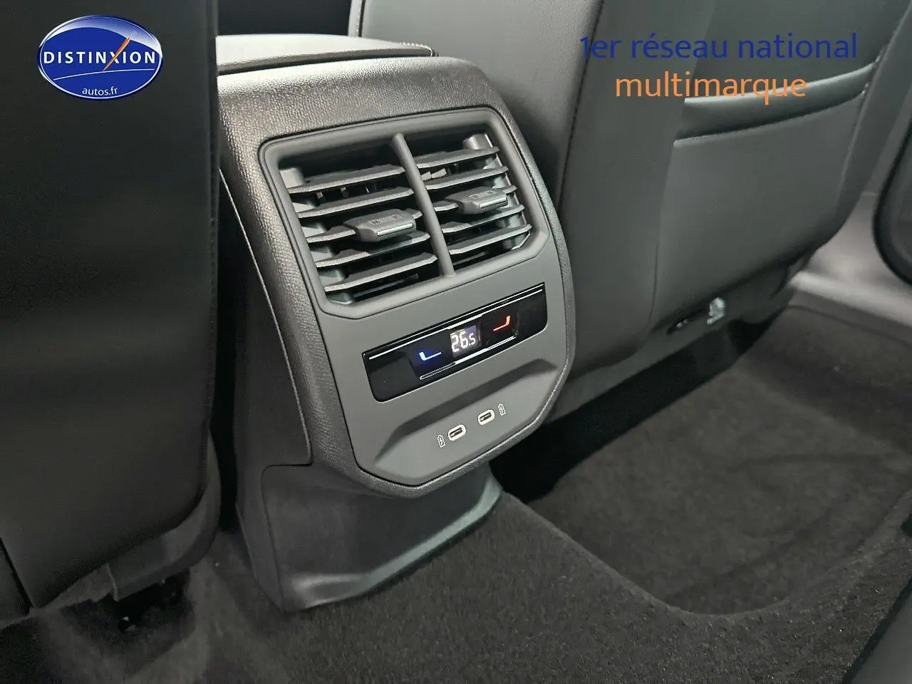 Détail de la console arrière avec commandes de climatisation et ports USB du CUPRA LEON ST gris magnétique.