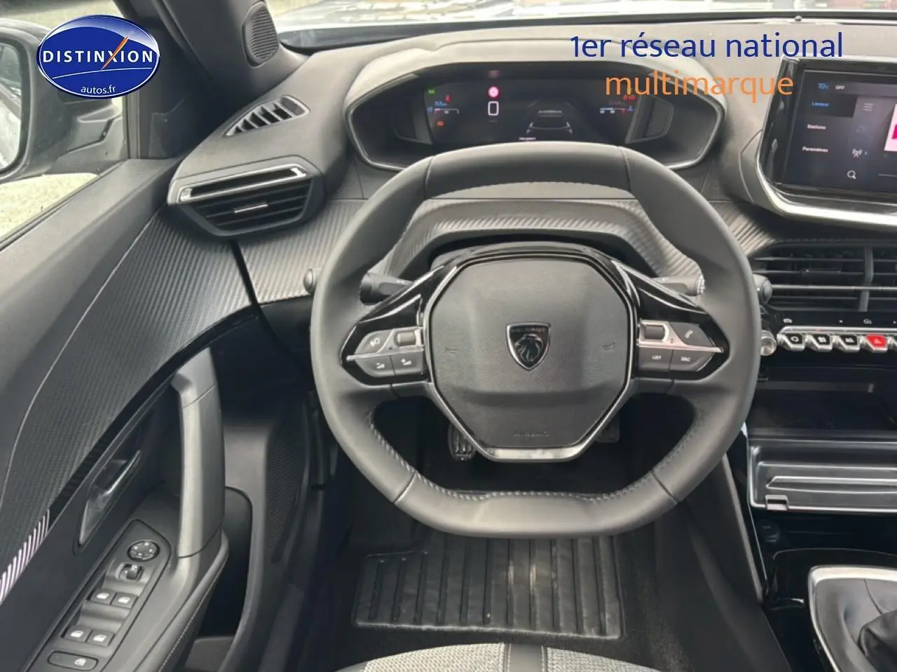 Vue intérieure centrée sur le volant multifonction de la Peugeot 2008 gris artense avec tableau de bord digital et écran tactile.