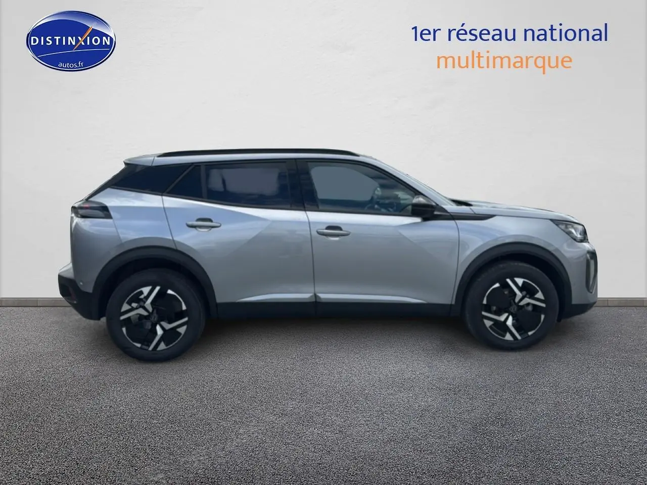 Profil droit du Peugeot 2008 1.2 100 Allure gris Artense avec jantes alu et vitres arrière teintées.