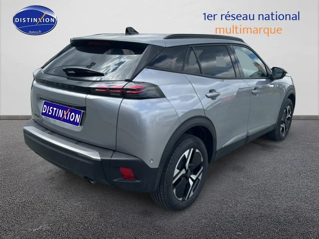Peugeot 2008 gris artense vue 3/4 arrière droit avec jantes alu et feux arrière LED distinctifs.
