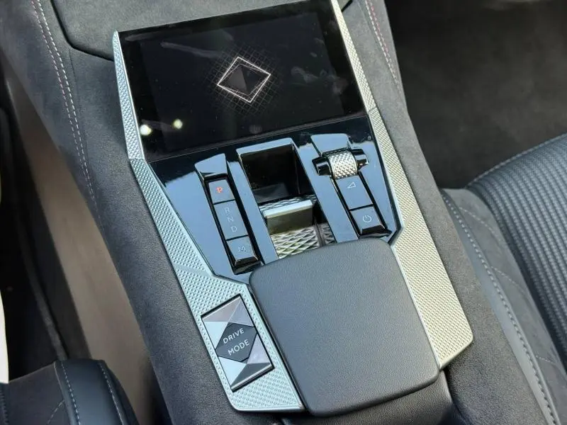 Vue rapprochée de la console centrale gris Platinium du DS4 2024 avec écran tactile et commandes de boîte automatique.
