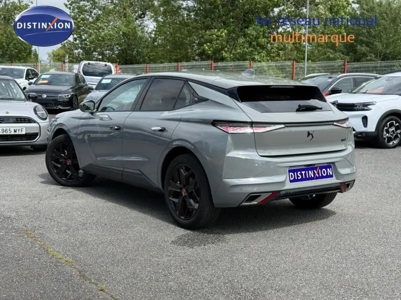 DS4 Gris Platinium vue 3/4 arrière droit, jantes noires et feux arrière LED distinctifs visibles.