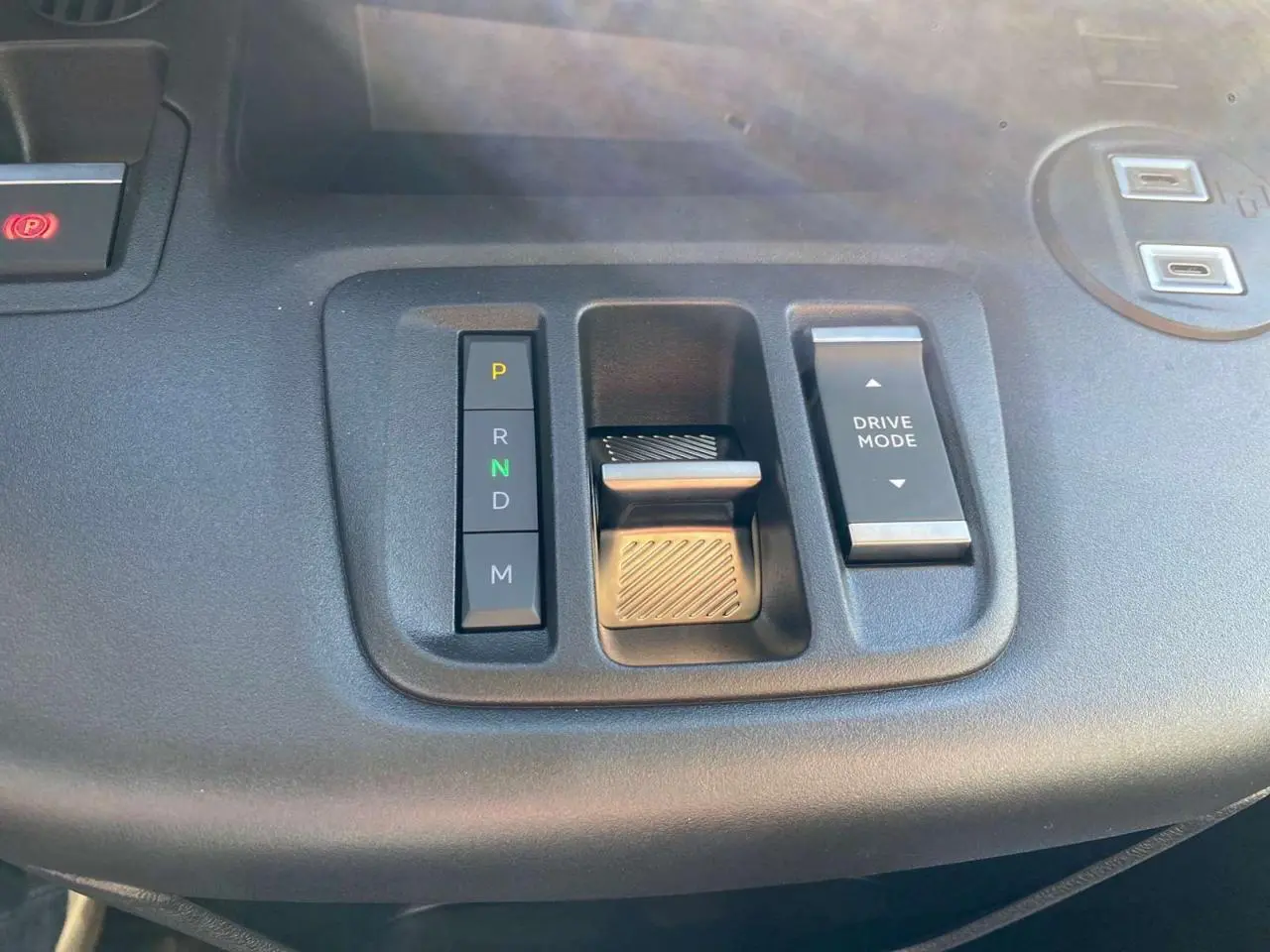Gros plan sur la commande de boîte automatique et le sélecteur de mode de conduite du Citroën Berlingo 2026 noir.