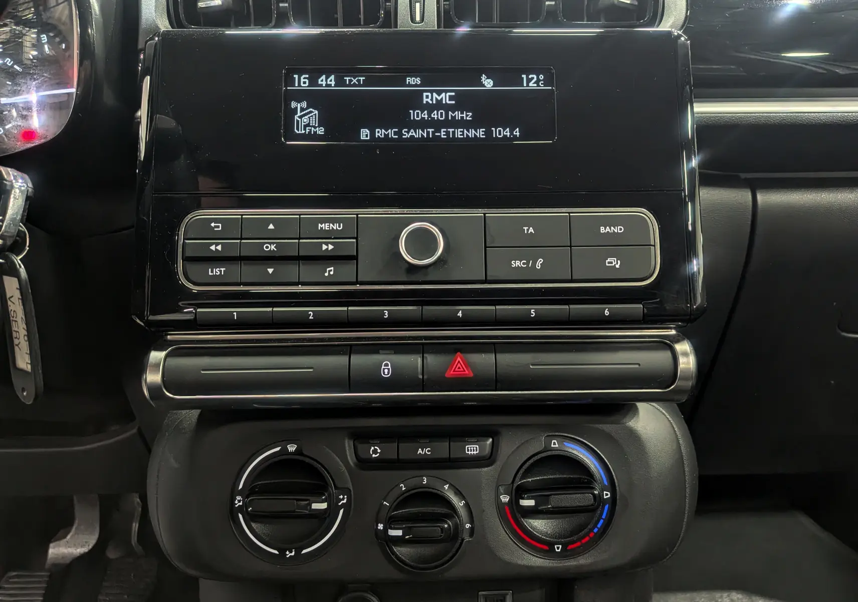 Tableau de bord noir de Citroën C3 Société 2019 avec commandes radio et climatisation manuelle visibles.