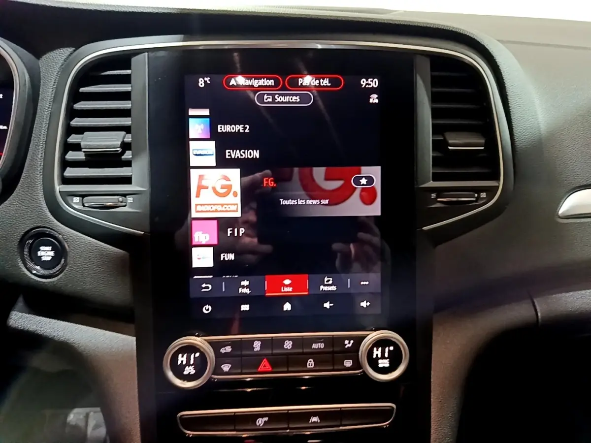 Vue rapprochée du tableau de bord central tactile de la Renault Mégane Techno TCe 140, avec commandes climatisation digitales.