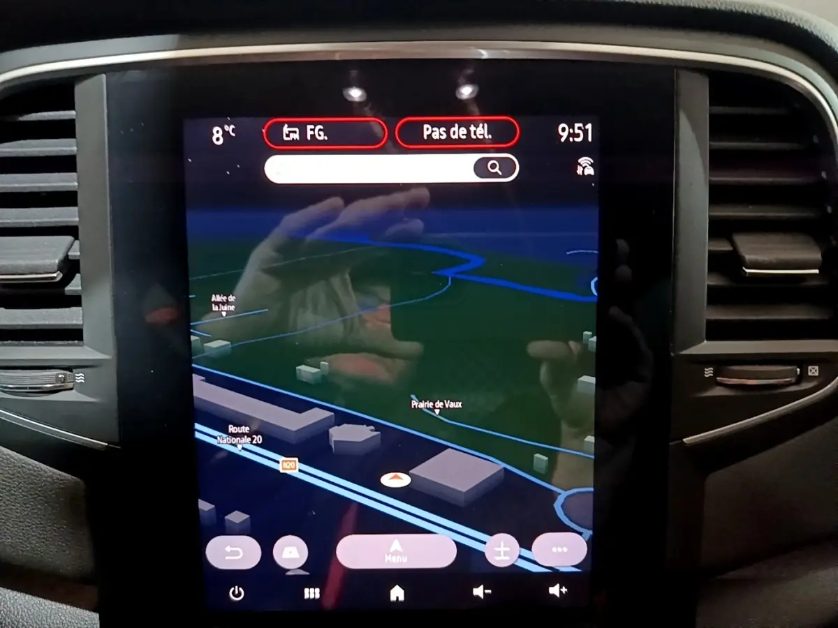 Écran tactile central du tableau de bord de la Renault Mégane Techno blanc, affichant la navigation 3D.