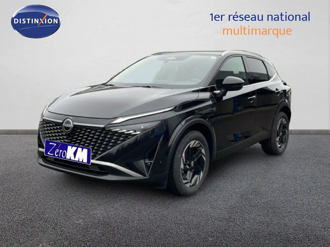 Nissan Qashqai 2025 noir perle métal en 3/4 avant droit, mettant en valeur sa calandre et ses jantes noires.