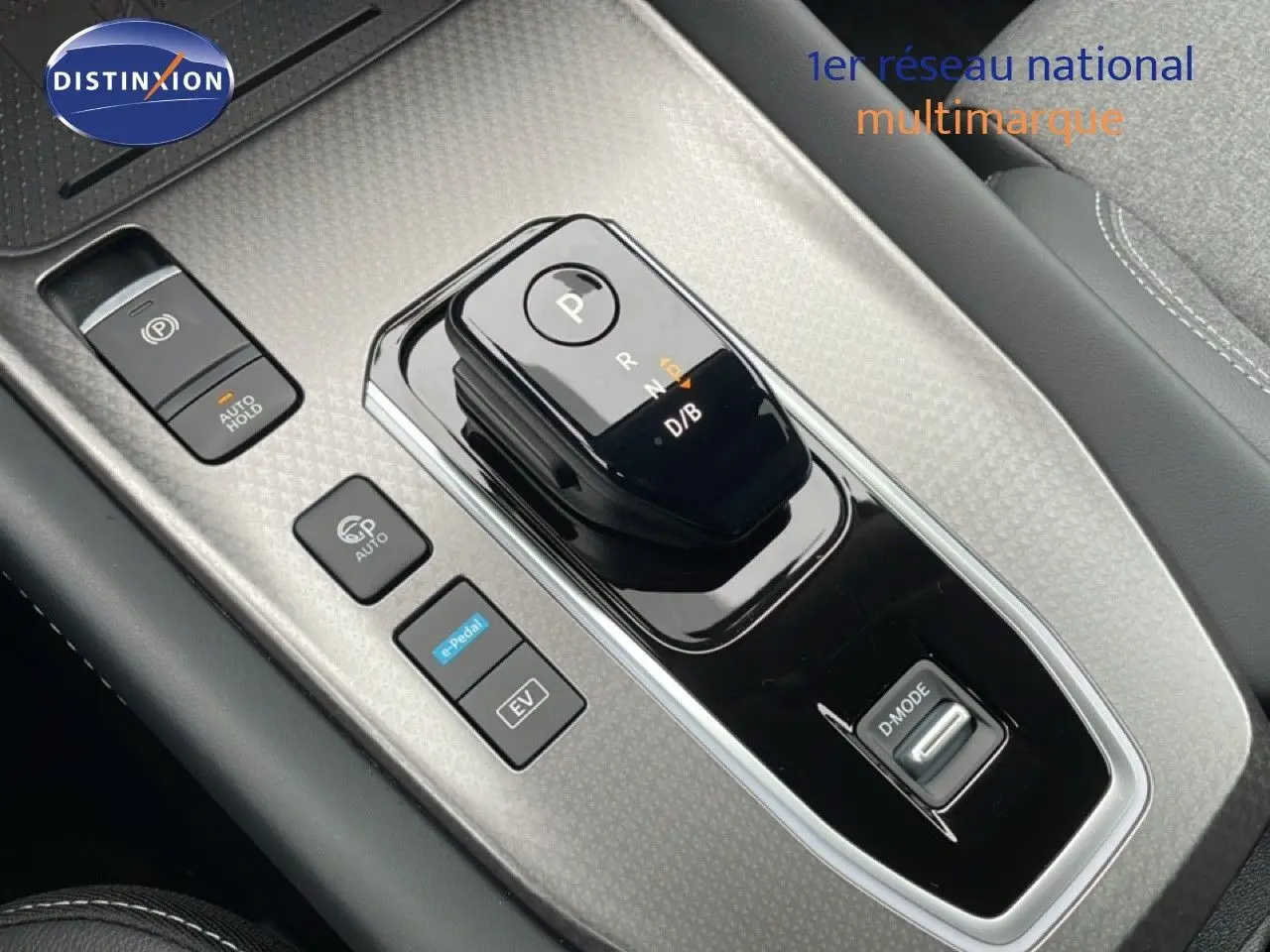 Gros plan sur la console centrale noire et grise du Nissan Qashqai 2025 avec boîte automatique et commandes de conduite.