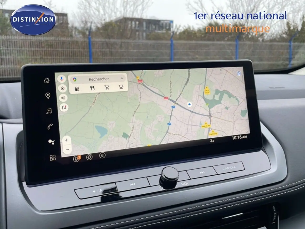Écran tactile central affichant la navigation GPS dans l'habitacle du Nissan Qashqai noir perle 2025.