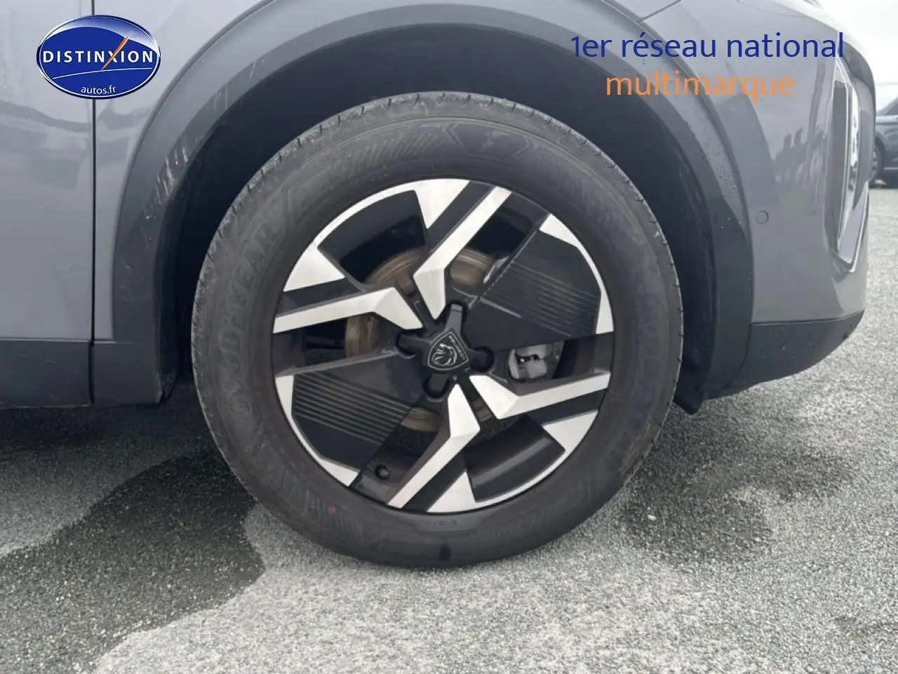 Gros plan sur la roue avant gauche et la jante alu bicolore du Peugeot 2008 gris sellenium.