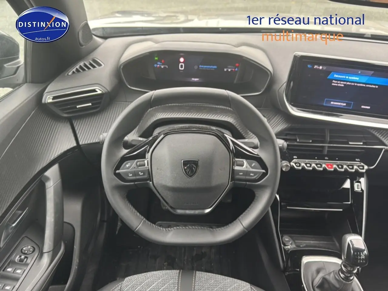 Vue intérieure du poste de conduite du Peugeot 2008 gris sellenium, volant multifonction et écran tactile visible.