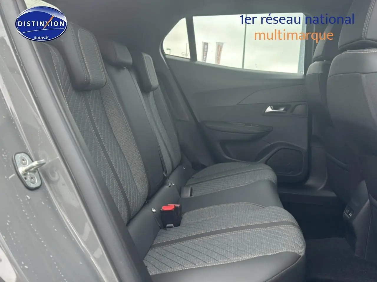 Vue côté gauche de la banquette arrière en tissu gris embossé du Peugeot 2008 1.2 100 allure gris sélénite.