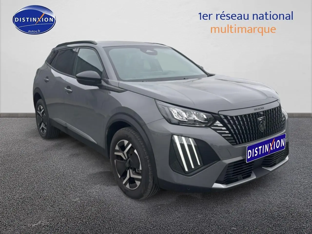 Peugeot 2008 gris sellenium vue 3/4 avant droit, avec calandre noire et feux LED distinctifs.
