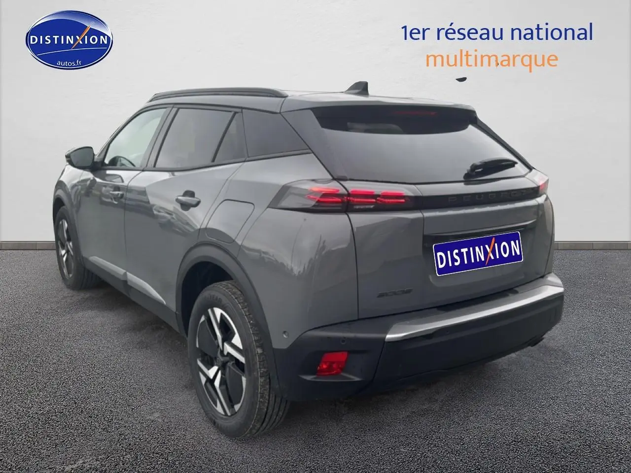 Vue 3/4 arrière droit d’un Peugeot 2008 gris sélénite avec feux arrière LED et jantes alu distinctives.