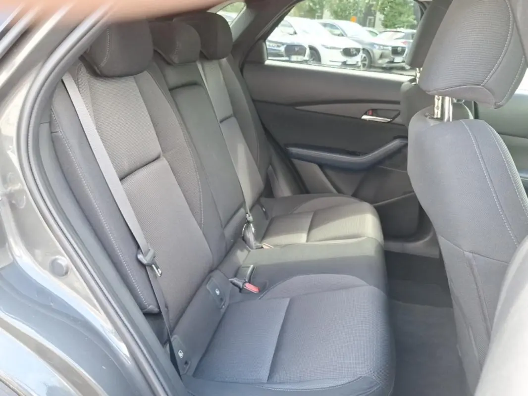Vue intérieure côté gauche montrant la banquette arrière grise du Mazda CX-30 2020 avec ceintures et appuie-têtes visibles.